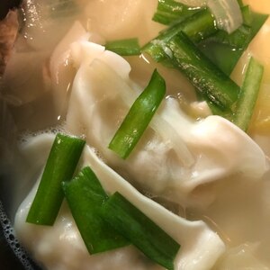 ニラと冷凍餃子の中華スープ